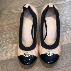 Like new Tory Burch Beige Logo Black Cap Toe Pumps